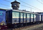 Polnischer Drehgestell-Hochbordwagen der Fa. QEMETICA Cargo Sp. z o.o. mit der Nr. 33 RIV 51 PL-TRSOD 533 8 897-0 Eaos in einem Ganzzug am 18.03.26 Durchfahrt Bahnhof Kostrzyn nad Odrą (Polen).