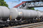 Tschechischer Kesselwagen vom slowakischen Einsteller SLOV-VAGON mit der NR. 33 TEN 54 CZ-SLVAG 7840 267-0 Zacns (GE), für die Befüllung mit Dieselkraftstoff sie UN-Nr.: 30/1202 in einem Ganzzug  am 12.05.25 Höhe Bahnhof Saarmund.