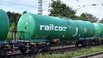 Tschechischer Kesselwagen vom Einsteller Railco a.s. mit der Nr. 33 TEN 54 CZ-RCO 7840 051-8 Zacns (GE) mit Firmenlogo der Fa. Business Oil Platform Limited für das Ladegut Erdöldestillate, N.A.G. oder Erdölprodukte, N.A.G. siehe UN-Nr.: 33/1268 in einem Ganzzug am 07.08.25 Höhe S-Bahnhof Dedensen/​Gümmer.
