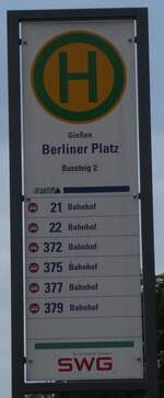 (274'830) - SWG-Haltestellenschild - Giessen, Berliner Platz - am 7. Mai 2025