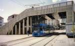 Zug der Linie 1 unter der ehem. Dokumenta-Brcke im Stadtzentrum, 2006