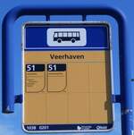 (273'702) - Qbuzz-Haltestellenschild - Lauwersoog, Veerhaven - am 5. April 2025