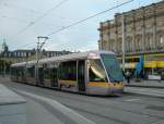 Auf dem Bahnhofplatz Dublin Heuston im Stumpengeleis steht am 4. Oktober 2006 ein Tram der roten Line von LUAS.