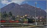 Bei der Ausfahrt in Domodossola, durchs Fenster fotografiert: die FS Treniatalia Rangierlok D 245 2206