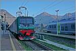 Die Trenord 464 446 (91 83 2464 446-0 I-TN) ist mit ihrem 'Regionale' aus Milano in Domodossola angekommen und wendet hier, weshalb für einen kurzen Moment beide Stromabnehmer an der Gleichstrom Fahrleitung anliegen. 

31. Okt. 2024 