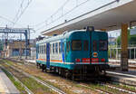 Der Dieseltriebwagen ALn 668 3032 (95 83 4668 332-8 I-Ti) der Trenitalia (100-prozentige Tochtergesellschaft der FS) fährt am 19 Juli 2022 in Bahnhof Syrakus (Stazione di Siracusa) ein und wird als Regionalzug als R 12946 nach Augusta bereitgest ...
