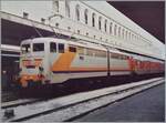 Aus alten Tagen: in Roma Termini steht die FS E 464 190 mit einem bunten Nahverkehrszug, denn ich damals leider in Unkenntnis der Fotografie abgeschnitten habe. 

Analogbild vom Mai 1988