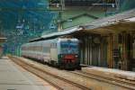 E405 002 hat mit ihrem EC den Bahnhof Brenner/Brennero erreicht. Aufgenommen am 26.06.09.