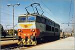Die FS E 656 534 wartet in Firenze SMN auf eine frei Rangierfahrstrasse in Depot, im Hintergrund ist eine weitere E 656 zu erkenne, sowie bei der hier gezeigten Lok ein Mitarbeiter der FS der Zugschlussleuten schleppt. 

Analogbild vom Dezember 1987