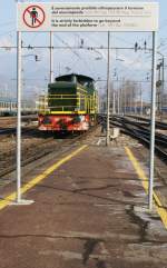 Wenn meine italienisch (und englisch) Kenntnisse richtig sind, interpretiere ich dieses Schild in der Hinsicht, dass man bis zu Ende des Bahnsteiges weitergehen darf und nicht schon beim Schild stehen bleiben muss. 
Domodossola, den 18. Februar 2009