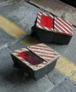 Die FS Zugsschlussignale sehen jene der in der Schweiz verwendet recht hnlich. Nur werden in Italien die Zugsschlusssignale immer paarweise verwendet. 
Domodossola im Frhjahr 2009