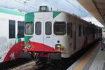 Fiat Diesel Triebzug, ALn 668 017er, hält am Bahnsteig in Ferrera. 05.2025