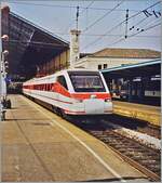 Vor vielen Jahren stand ich schon mal an derselben Stelle im Bahnhof von Lyon Perrache und konnte einen FS ETR 463 fotografieren: Dieser FS ETR 463 wartet in Lyon Perrache auf die Abfahrt nach Torino. Die Verbindung war wohl nicht sehr erfolgreich, denn die FS ETR 463 verkehrten nicht lange, doch seit dem Fahrplanwechsel 2021/22 hat die FS erneut den Verkehr nach Frankreich aufgenommen: mit ihren ETR 400 fährt die FS von Milano nach Paris und will in der Zukunft zusätzliche Verbindung zwischen Paris und Lyon anbieten. Noch kurz zur Baureihe ETR 463: Aus der Serie der FS ETR 460 wurden die ETR 463 21,27 und 28 für den Verkehr nach Frankreich entsprechend angepasst und als ETR 463 bezeichnet. Zudem zeigt sich der ETR 463 mit einem Einholmstromabnehmer, ein Detail, welches mir erst beim Aufhellen des Bildes aufgefallen ist.

Analogbild vom September 1998. 

 