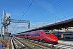 ETR 600, 01, Pendolino, hlt kurz am Bahnsteig in Verona Porta Nuova, bevor er seine Fahrt fortsetzt. 09.05.2025 