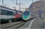Allem Anschein nach kommt die Renovation der FS Treniatlia ETR 610 nicht allzu rasch voran, denn erst jetzt gelang es mir einigermassen  im guten Licht  einen FS Trenitalia ETR 610 in der neuen eC - Farbgebung fotografieren zu können. Der FS Trenitalia ETR 610 008 ist als EC 143 auf dem Weg von Genève nach Domodossola und konnte bei der Durchfahrt in Aigle fotografiert werden; erfreulicherweise zeigt sich der ETR 610 008 hier mit geschlossener Bugklappe.

19. November 2025