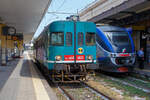 Alt und Modern nebeneinander am 19 Juli 2022 im Bahnhof Syrakus (Stazione di Siracusa), links der Dieseltriebwagen ALn 668 3032 (95 83 4668 332-8 I-Ti), als Regionalzug als R 12946 nach Augusta und rechts der Minuetto ME 040 als R 5518 nach Bicocca & ...