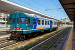 Der Dieseltriebwagen ALn 668 3032 (95 83 4668 332-8 I-Ti) der Trenitalia (100-prozentige Tochtergesellschaft der FS) steht am 19 Juli 2022, als Regionalzug als R 12946 nach Augusta, im Bahnhof Syrakus (Stazione di Siracusa). 

Der Dieseltriebwagen  ...