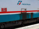 Detailbild der dieselelektrischen Lokomotive D 345 1010 (92 83 2345 010-8 I-TI) der Trenitalia Haken am 14 Juli 2022 im Bahnhof Roma Termini. Links sieht am das Fabrikschild mit den 6 Herstellern die an dem Bau der Lokomotive beteiligt waren. Es sind ...