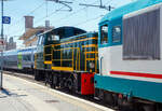 Die Diesellos D.345 1010 (92 83 2345 010-8 I-TI) mit der wohl frisch aus der Revision kommenden D.245 6118 (98 83 2245 718-1 I-TI) am Haken, beide der Trenitalia (100-prozentige Tochtergesellschaft der FS), am 14 Juli 2022 im Bahnhof Roma Termini. F& ...