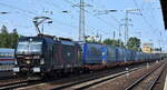 Freightliner PL Sp. z o.o., Warszawa [PL] mit der polnischen geleasten Cargounit Vectron '5370 067-8, Name: 'KAROLINA' '[NVR-Nummer: 91 51 5370 067-8 PL-ID] und einem KLV-Zug am 11.06.25 Höhe Bahnhof Schönefeld b. Berlin.
