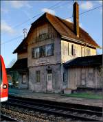 Passend zum Bild von gestern zeige ich heute diese Aufnahme: Auch wieder nur ein Hauch eines modernen Zuges, der aber so ganz eindeutig erkennbar ist, im Kontrast zu diesem schnen, aber doch recht ungepflegten Bahnhofsgebude. Heute werde ich dort hin fahren, mal sehen ob das Haus berhaupt noch steht.... (Bearbeitungsmssig habe ich dem Bild so ziemlich Gewalt angetan, vielleicht ist nicht alles optimal geworden.) 19.04.2008 (Matthias)