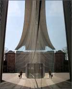 Glasfassade und alter Stadturm. Hier habe ich ganz bewusst nicht entzerrt. (Matthias)