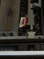 Lecker aber gefhrlich! Eine Tafel Schokolade liegt in einer Weiche am Klner Hbf (vom Bahnsteig aus fotografiert). April 2009