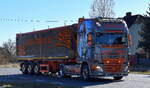 Zwar im Gegenlicht, trotzdem schön anzusehen, manchmal begegnet man mit Glück den optischen Highlights vom Fuhrpark Joker-Trucks, Stavenhagen. Hier dieser Sattelkipper mit der DAF Zugmaschine, wie ich finde einer den schönsten der Flotte am 18.03.25 Höhe Bahnübergang Bahnhof Rodleben. Viele Grüße an den Fahrer (Trucker)!!!!!
