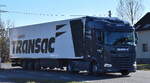TRANSAC Logistics GmbH mit einem Kühlthermo Sattelzug mit neuer DAF XG Zugmaschine am 18.03.25 Höhe Bahnübergang Bahnhof Rodleben.