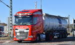Den Hartogh Logistics GmbH mit einem Tank-Sattelzug mit polnischer DAF XG 480 Zugmaschine am 18.03.25 Höhe Bahnübergang Bahnhof Rodleben.