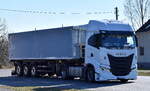 Ein Sattelkipper mit moderner IVECO X-WAY Zugmaschine am 20.03.25 Höhe Bahnübergang Bahnhof Rodleben.