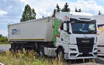 Agroservice Landhandel GmbH Heudeber mit einem Sattelkipper mit gewaltiger MAN TGX 18.520 Zugmaschine am 23.06.25 Bahnübergang Bahnhof Rodleben.