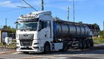 Ein Tanksattelzug mit MAN TGX 18.510 Zugmaschine am 24.09.25 Höhe Bahnübergang Bahnhof Rodleben. 