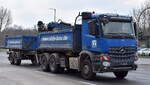 ALDA Straßen- und Tiefbau GmbH aus Berlin mit einem MB AROCS 2643 Baukipper (Selbstlader) + Hänger am 25.03.25 Berlin Marzahn.