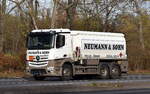 Neumann & Sohn GmbH Brennstoffhandel mit einem MB ANTOS 2543 Tanklaster mit Dieselkraftsoff befüllt am 12.11.25 Berlin Marzahn.