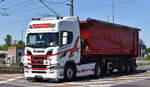 Spedition Bindel & Hoßfeld GmbH mit einem sehenswerten Sattelkipper mit SCANIA 560 R Zugmaschine am 13.05.25 Höhe Bahnübergang Bahnhof Rodleben. Viele Grüße an den Fahrer!!!