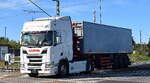 Kolt GmbH mit einem Sattelkipper mit SCANIA R 500 Zugmaschine am 24.09.25 Höhe Bahnübergang Bahnhof Rodleben.