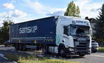 Samskip -European Multimodal Transportation Solutions mit einem Sattelzug mit SCANIA 460 R Zugmaschine am 24.09.25 Höhe Bahnübergang Bahnhof Rodleben.
