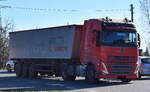 BAT Agrar GmbH & Co. KG mit einem Sattelkipper mit moderner VOLVO FH Zugmaschine am 18.03.25 Höhe Bahnübergang Bahnhof Rodleben.