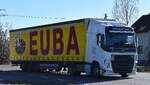 Euba Logistic GmbH Internationale Spedition mit einem Sattelzug mit VOLVO FH 500 EURO6 Zugmaschine am 18.03.25 Höhe Bahnübergang Bahnhof Rodleben.