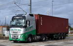 EKB Container Logistik GmbH & Co. KG mit einem Containerträger-Sattelzug mit VOLVO FH Zugmaschine am 24.02.26 Bahnübergang Rodleben.