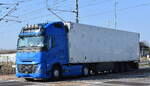 Ein polnischer Kühlthermo-Sattelzug mit neuer VOLVO FH 500 Zugmaschine am 19.03.26 Bahnübergang Rodleben.
