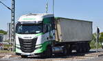 VERBIO Logistik GmbH mit einem Sattelkipper mit Iveco S-Way NP 460 (Erdgasantrieb) am 13.05.25 Höhe Bahnübergang Bahnhof Rodleben.
