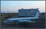 Als Denkmal steht die Il-18 DM-STA am Flughafen Leipzig/Halle. Ausgeliefert wurde sie an die Deutsche Lufthansa in der DDR, deren Lackierung sie nun wieder trägt. Bis 1988 flog sie für die Interflug. (17.01.2025)