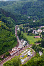 Blick von der Hockslay, die CFL 3006 hat am 15 Juni 2013 mit belgischen I11 Reisezugwagen als IR von Luxembourg über Troisvierges und Liège (Lüttich) nach Liers(B) den Bahnhof Kautenbach (Kautebaach) an der Nordstrecke (Linie 10) erreicht.

Der Bahnhof Kautenbach (in der Gemeinde Kiischpelt) ist ein Keilbahnhof. Vorne die Hauptstrecke der Nordstrecke (Linie 10), der Bahnstrecke von Luxemburg über Ettelbrück und Troisvierges (Ulflingen) nach dem belgischen Trois-Ponts (früher weiter bis Spa). Dahinter die 9,4 km lange Stichbahn der Nordstrecke (Linie 10), der Bahnstrecke von Kautenbach nach Wiltz (Wolz), die früher bis belgische Bastogne ging.