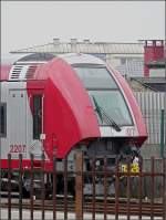 Die havarierte Computermaus 2207 versteckt sich hinter einem Gitter im Bahnhof von Luxemburg. Dieser Triebzug war am 11.10.06 in den schweren Unfall in Zoufftgen (F) verwickelt. 14.02.09 (Jeanny)