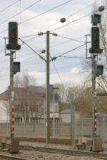 CFL Ausfahrtssignale in Mersch: Links  Halt  (rotes Licht) und  Rangieren verboten  (blaues Licht), recht  Freie Fahrt . 
29. Mrz 2009   