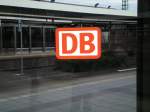 Der DB-Keks spiegelt sich in der Wand des Wartehuschens in karlsruhe Hbf (Martin)