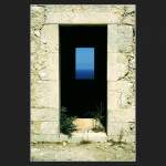 Durchblick durch ein altes Leuchtturmgebude auf einer kleinen Nachbarinsel von Mallorca. Scan (Matthias)