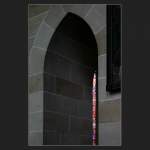 Im Ulmer Mnster: hier hat mich das in der Schrgsicht durch den Bogen nur noch als schmaler Streifen sichtbare helle bunte Glasfenster fasziniert. (Matthias)